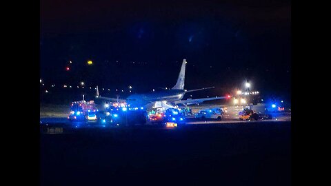 🇨🇦✈️ In Canada, a plane caught fire after its wing hit the runway due to problems