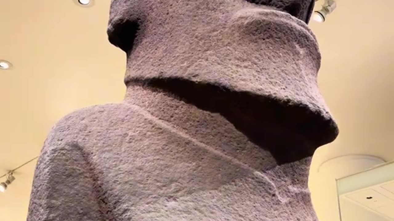 AN ANCIENT MOAI RAPA NUI ON DISPLAY AT THE BRITISH MUSEUM CAN U SPOT THE HUMANOID FACE ON IT’S BACKSIDE⁉️