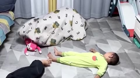Dad figured out the best way to entertain his toddlers!