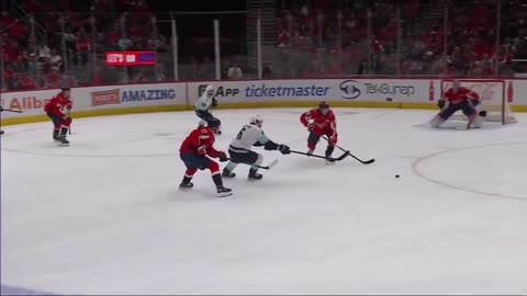 NHL - This fake from Andre Burakovsky was executed to perfection! 👌