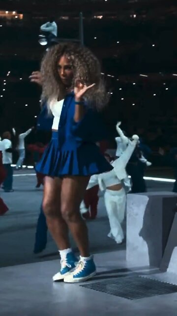 Serena Williams appears at the Super Bowl halftime show with Kendrick Lamar