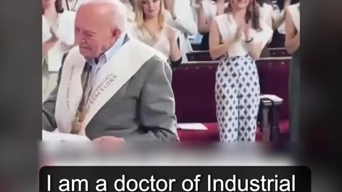 Un señor de 90 años ha conseguido graduarse en Bellas Artes