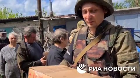 Ukraine War Combat Footage: Russian Army and LPR distributing aid to the liberated people Popasnaya