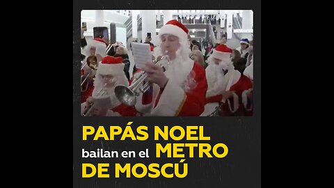 100 Papás Noel alegran el Metro de Moscú para celebrar el Año Nuevo