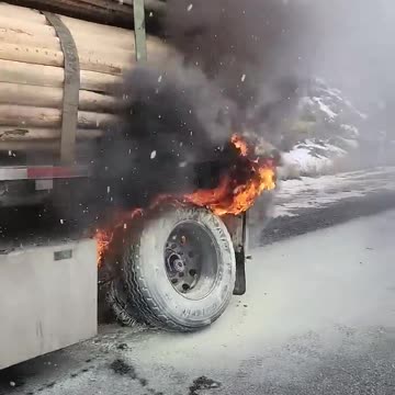 TRAILER FIRE #ourtruckinglife #truckdrivers #atruckerslife #truckdriver #trucker #reallifetruckers
