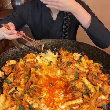 The Miracle of Cheese crossing Red Chicken (dak-galbi)