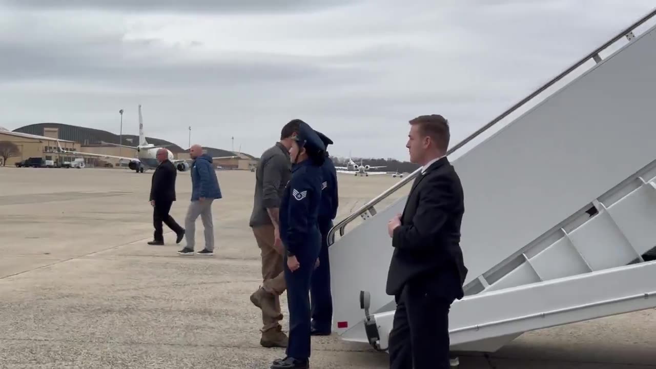 🚨🔥Secretary Hegseth Wheels up headed to the border with VP 🇺🇸