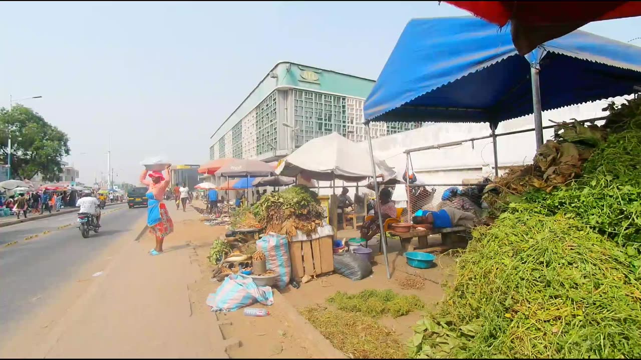 4K WALKING TOUR VIDEO IN AFRICA STREET MARKET - MAKOLA MARKET IN ACCRA GHANA