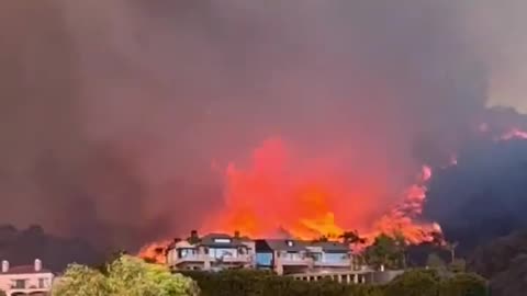 Massive fire in Pacific Palisades, Los Angeles, has engulfed