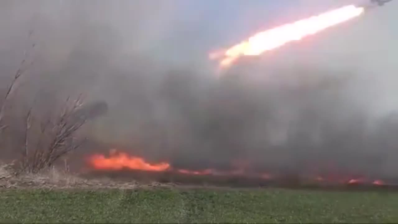 POWERFUL RUSSIAN TOS-1A Solntsepyok Thermobaric MLRS Rocket Launcher