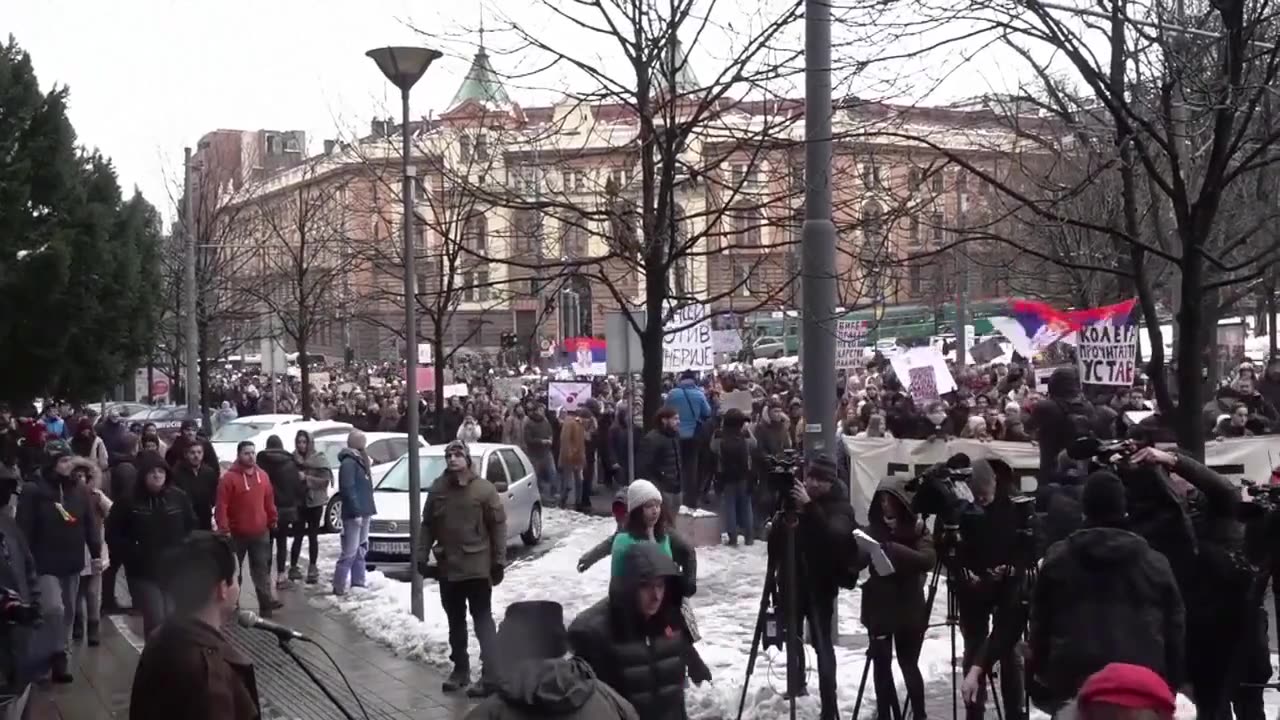 Los estudiantes serbios protestan de nuevo en Belgrado por el mortal derrumbe en una estación de …