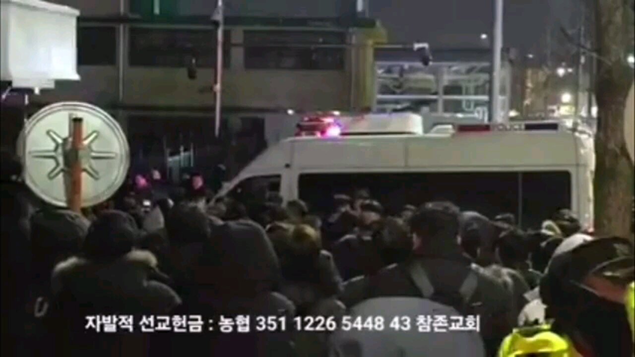 Police injured citizen with bus, to arrest president in Korea.