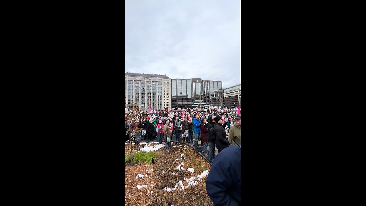 Hundreds gathered in NW for 2025 People's March in DC - will march toward Lincoln Memorial for rally