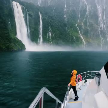 Mountain waterfall in the middle of the sea natural scenery video 2025 skc.com 44