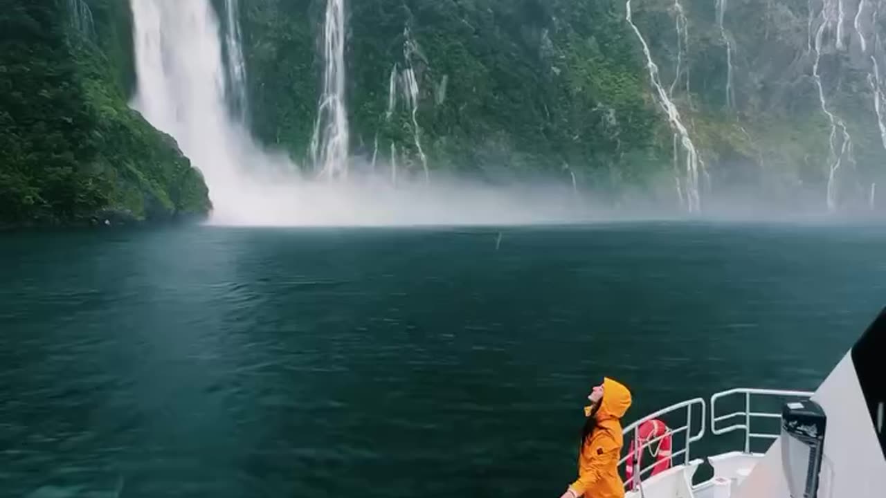 Mountain waterfall in the middle of the sea natural scenery video 2025 skc.com 44