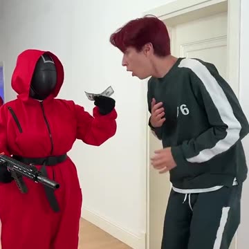 Don’t try this trick with a Squid Game Soldier 😉 #squidgame