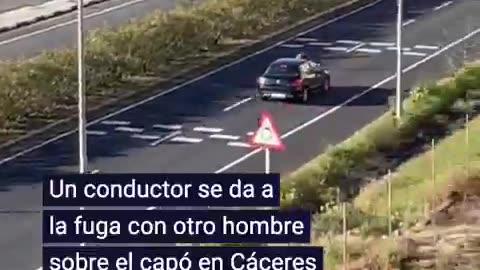 Un hombre se da a la fuga sobre el capó de un coche en C3(Extremadura, Spain)