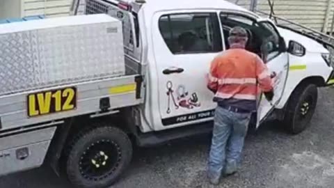 💦🚘Hombre coloca un cañón de agua para evitar que estacionen frente a su casa