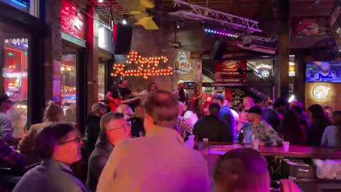 NASHVILLE TN LIVE BROADWAY STREET / PEOPLE WATCHING / BANDS WATCHING / BARS