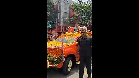 People shower flower to welcome pm modi