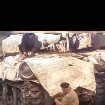 Allied troops' tank camouflage revealed #Colourized footage 🎥 🔍