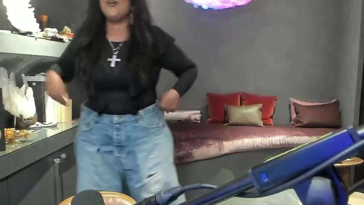 Lizzo on Twitch showed off her recent body transformation after losing weight!