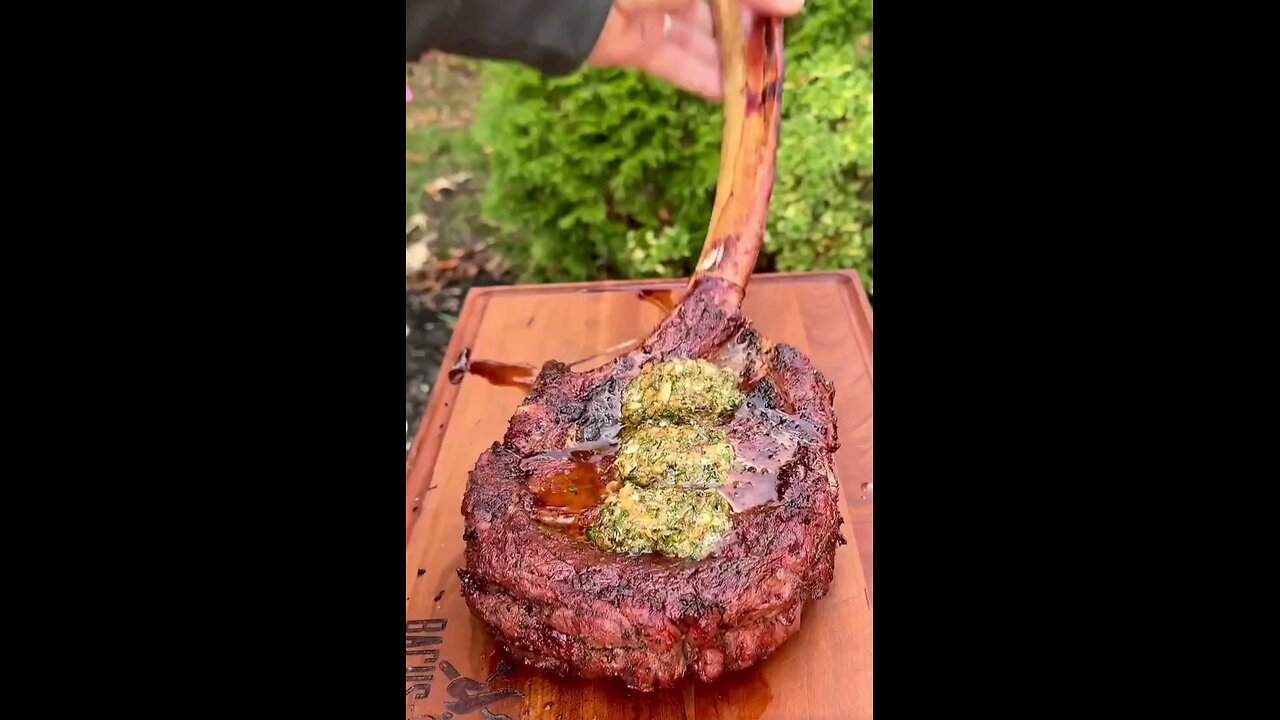 Tomahawk Steak Perfection: From Seasoning to Sizzling! #food #foodie