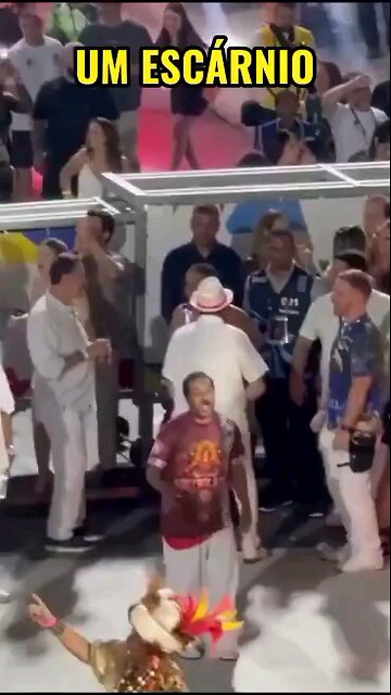 Ditador Barroso pula Carnaval com réu que julgará