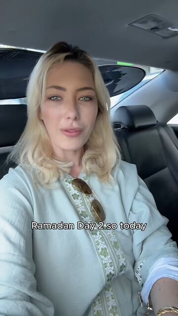 Day 2 of Ramadan... She entered the Taipei Mosque for the first time,