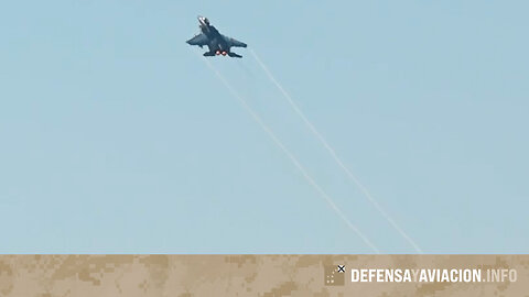 Un caza F-15EX Eagle II de la USAF haciendo un espectacular 'zoom climb'