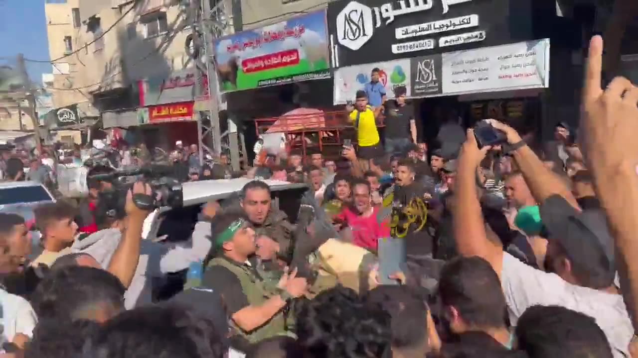 Watch: This is how Palestinian civilians in Gaza welcomed the Israeli hostages