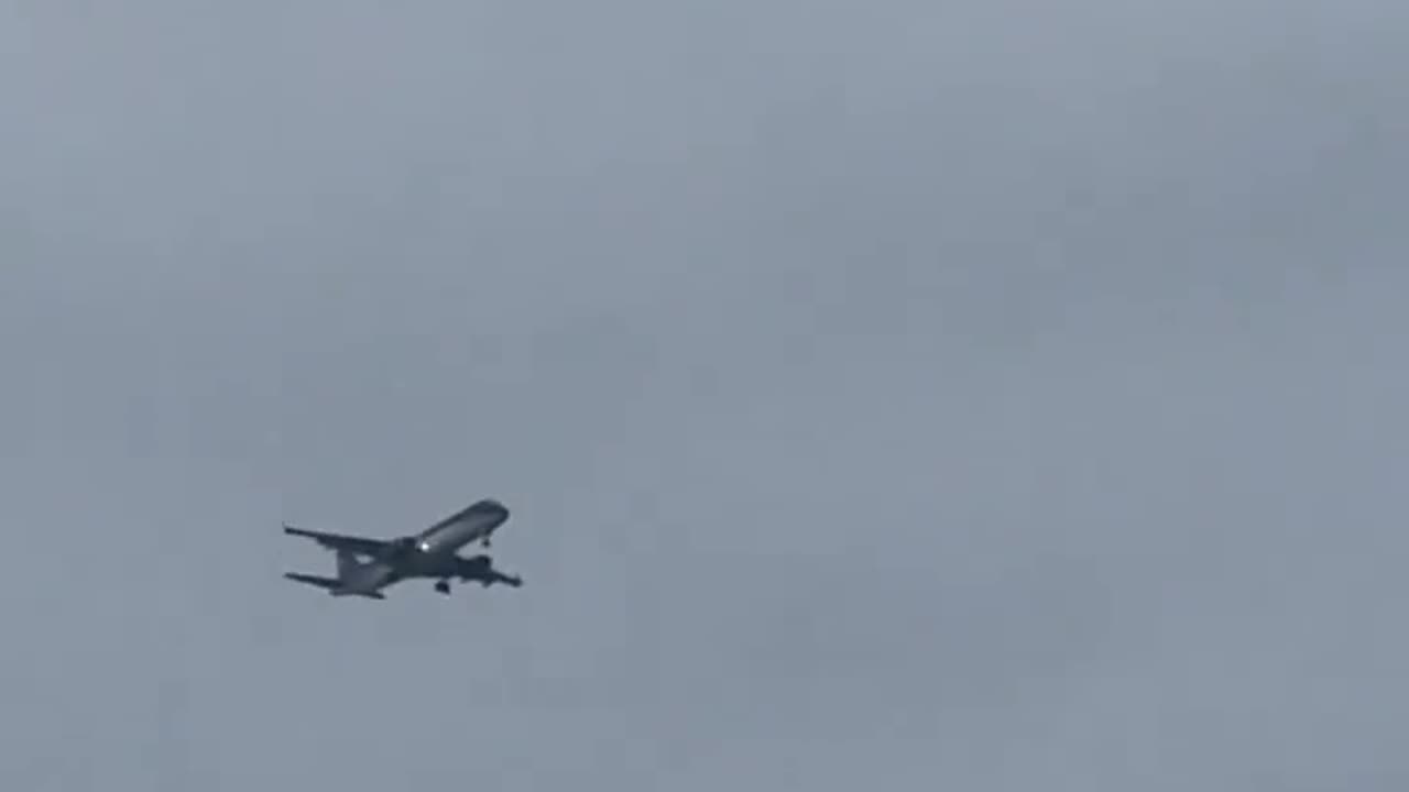 This video shows what happened in the minutes before the plane crash in Kazakhstan.