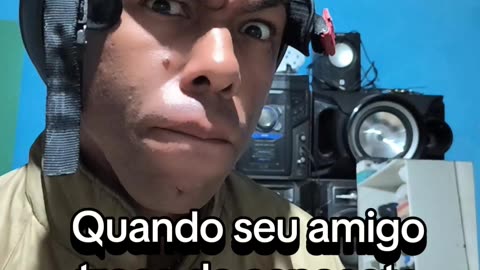 Quando seu amigo troca de capacete