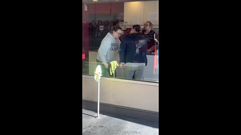 Karen fight breaks out inside Jiffy Lube in Virginia