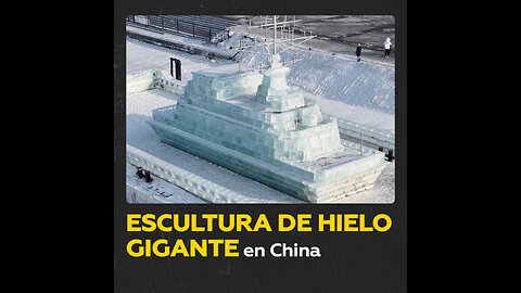China presenta una escultura de hielo de un portaaviones