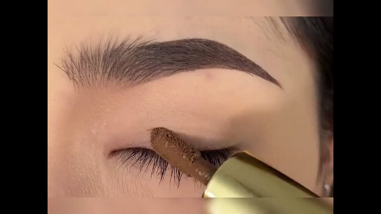 "Must-have lazy person's essential: eyeshadow liquid, it's truly effective."👁️👀