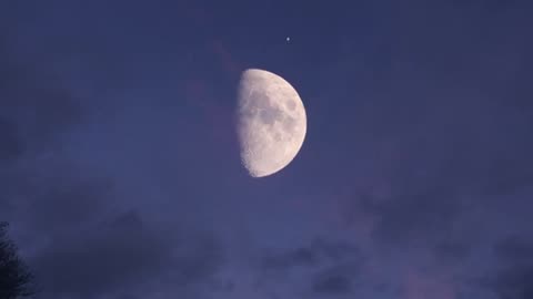 Obiekt wlatuje w księżyc górą i wylatuje dołem. Tak drażni się swych szefów.