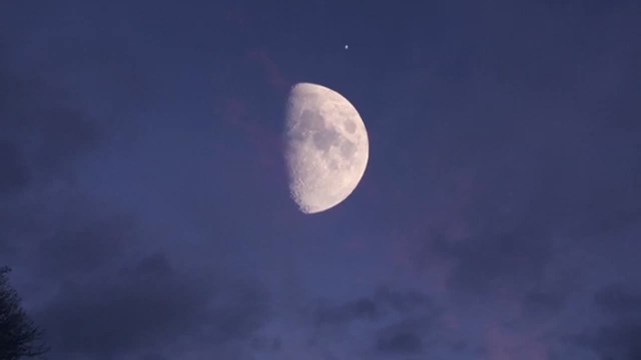 Obiekt wlatuje w księżyc górą i wylatuje dołem. Tak drażni się swych szefów.