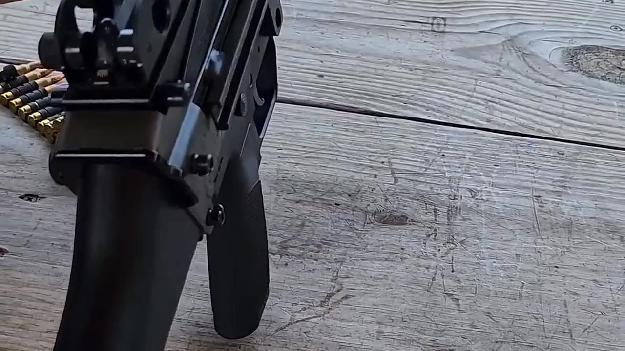 Shooting the SAW M249S Machine Gun!