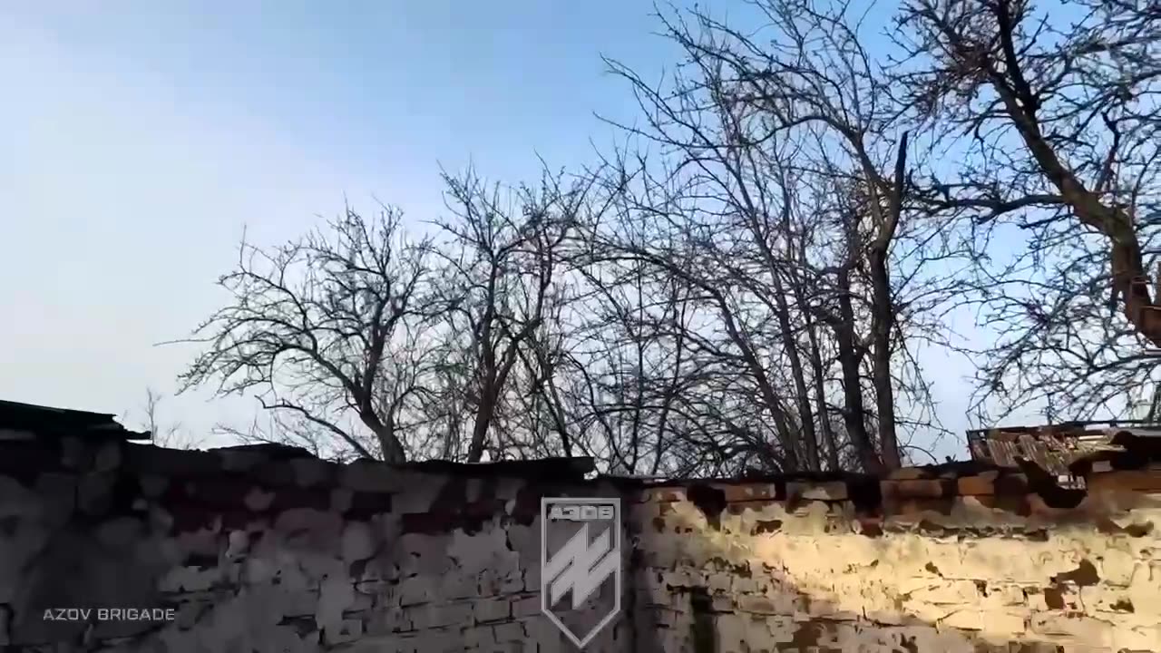 🔥👏 Azov soldier needed only 2 shots to shoot down Russian FPV drone