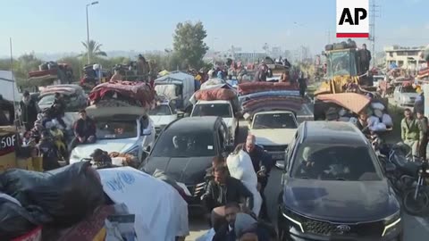 Cars crowd road as displaced Palestinians begin journey back to homes in north Gaza