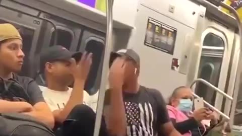 Guy throws nasty elbows during a dispute on the subway