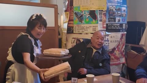 Camareras mayores llenan de alegría un café 'meido' en Japón