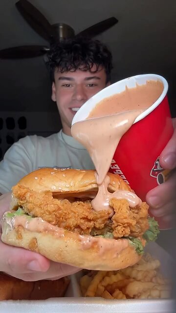 Follow for more ASMR videos🌮🍟 Credits: @dylaneatss_ #mukbang #asmr #fastfood #asmreating