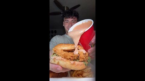 Follow for more ASMR videos🌮🍟 Credits: @dylaneatss_ #mukbang #asmr #fastfood #asmreating