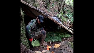 Build cozy emercency bushcraft survival shelter and outdoor cooking