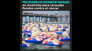 Cientos de personas nadan en homenaje a Marilyn Monroe y para recaudar fondos contra el cáncer