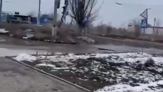 😅 Russian soldiers watch a Ukrainian FPV drone chase their colleagues' car in