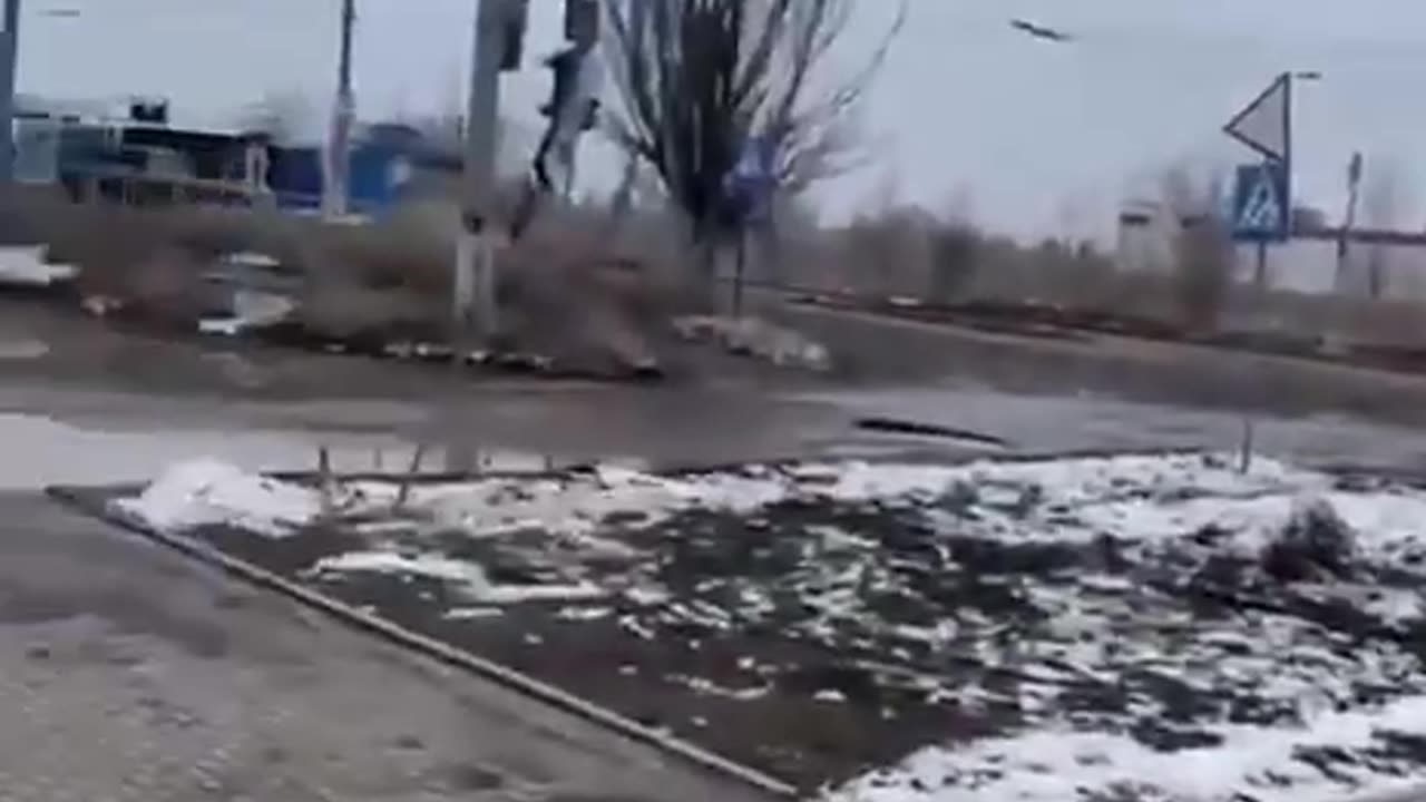 😅 Russian soldiers watch a Ukrainian FPV drone chase their colleagues' car in