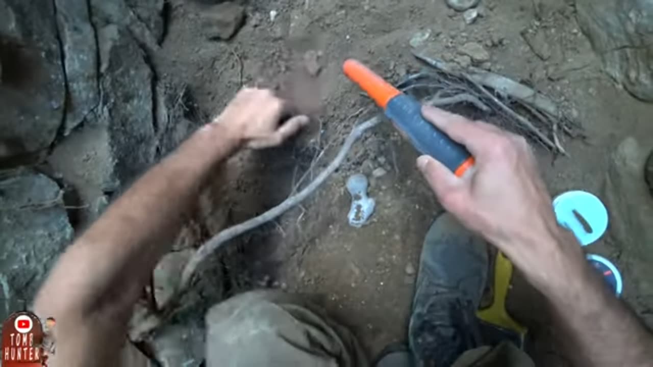 finds and gold from inside the grave